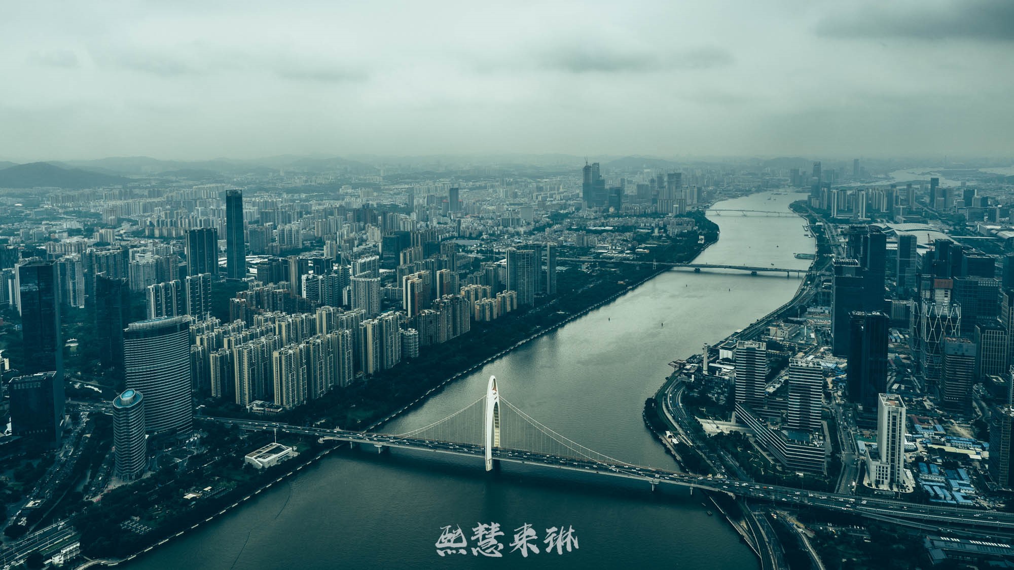 光影交错：广州塔之巅的壮丽瞬间