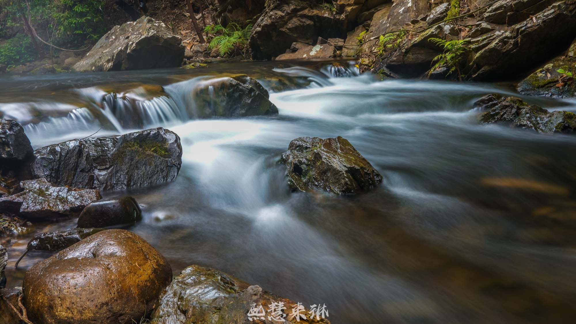 手持慢门拍摄古龙峡的溪水